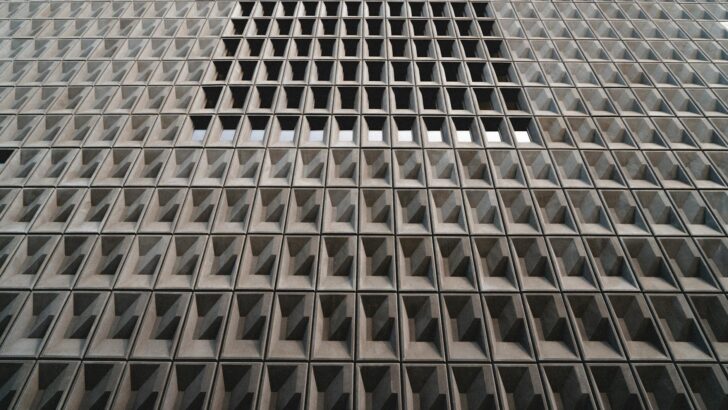 Toko Loster Karawang menampilkan beragam produk fashion dengan tampilan modern dan pelayanan ramah