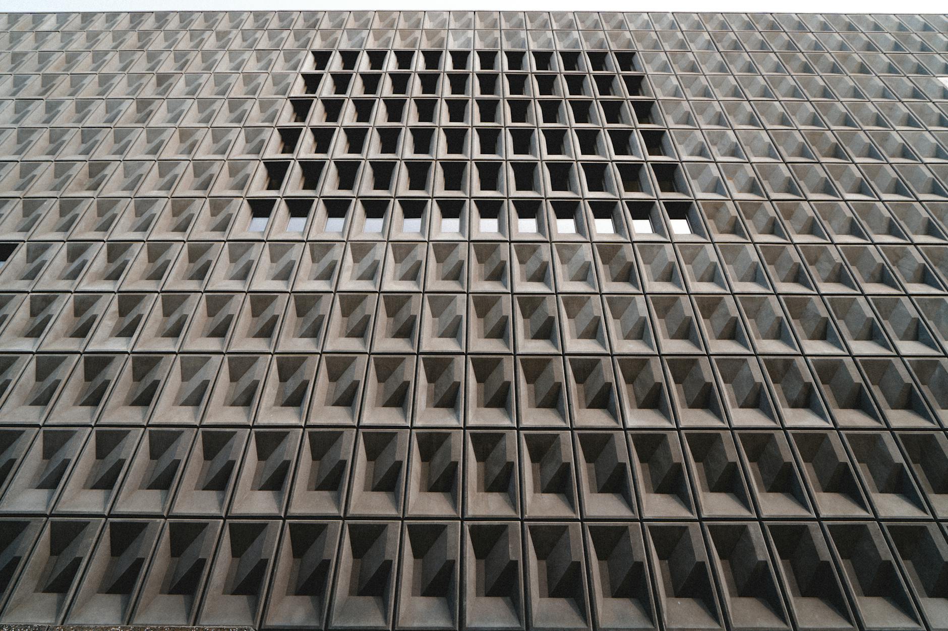 Toko Loster Karawang menampilkan beragam produk fashion dengan tampilan modern dan pelayanan ramah