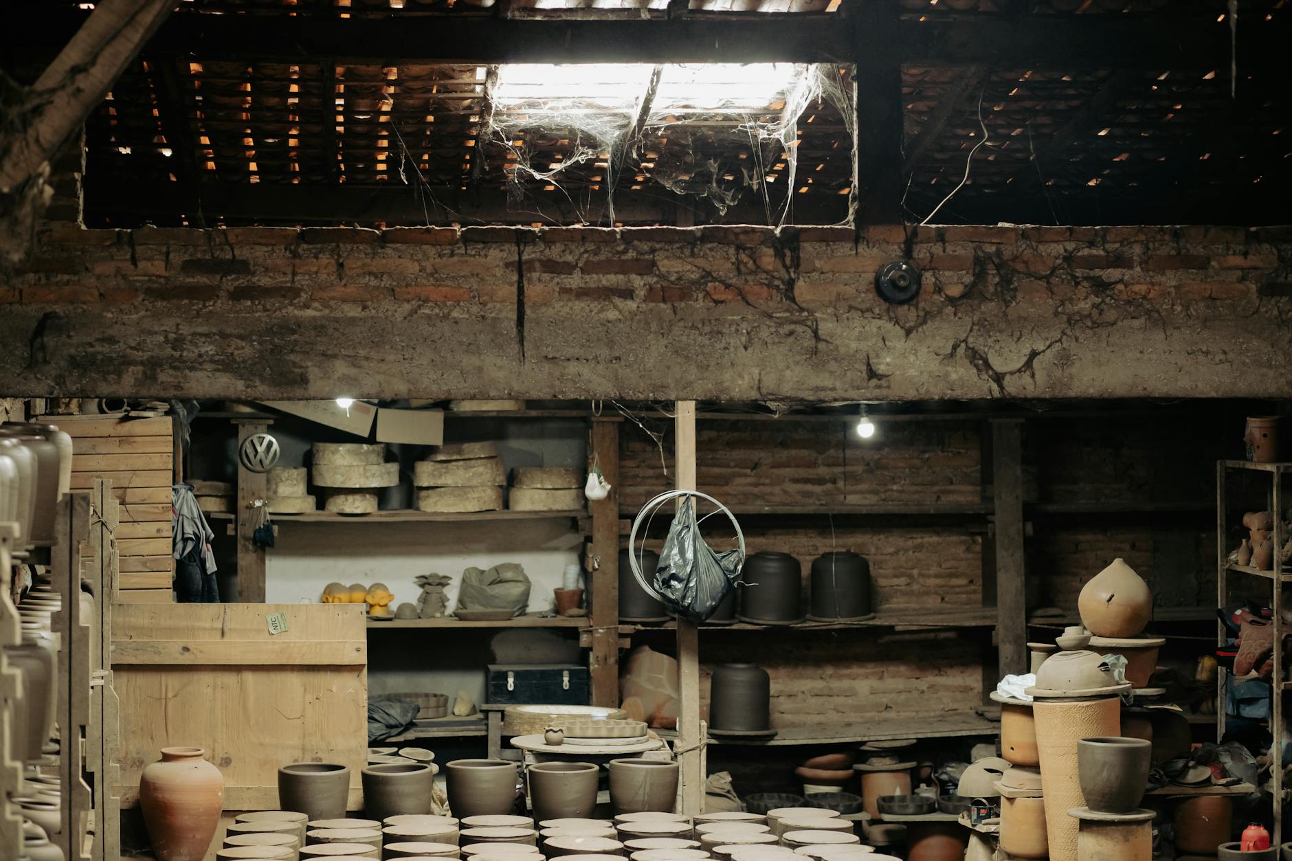 Toko bangunan di Karawang dengan berbagai material konstruksi lengkap dan layanan profesional